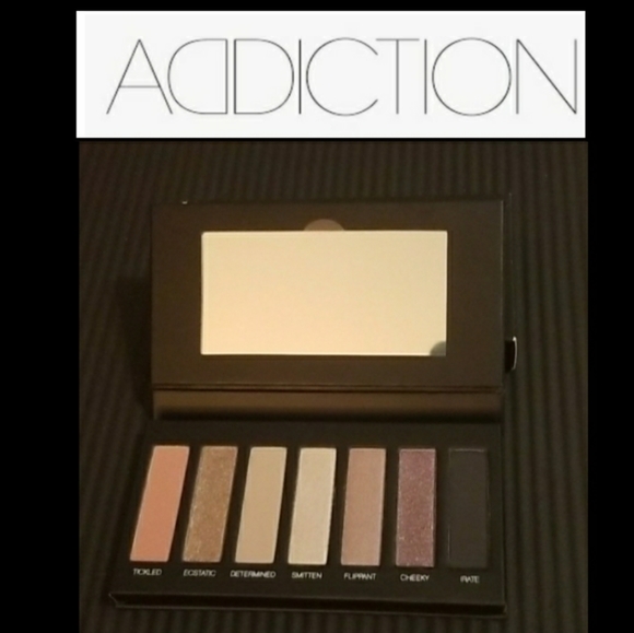 yountique Other - Yountique Eye Shadow Palette